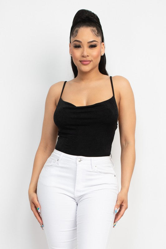 Blusa Slinky Cowl con tirantes, escotado, cintura corta