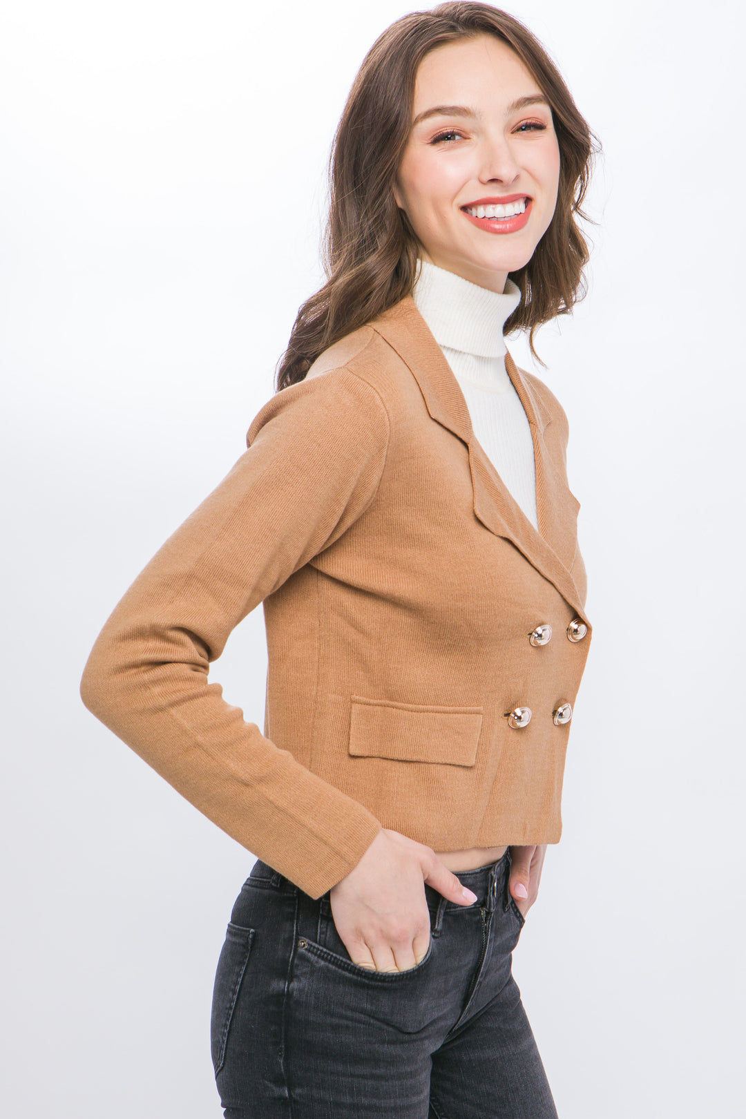 Suéter tipo blazer en tono vino es la combinación perfecta entre lo elegante y lo trendy.