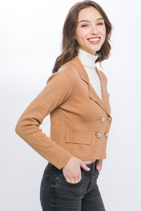 Suéter tipo blazer en tono vino es la combinación perfecta entre lo elegante y lo trendy.