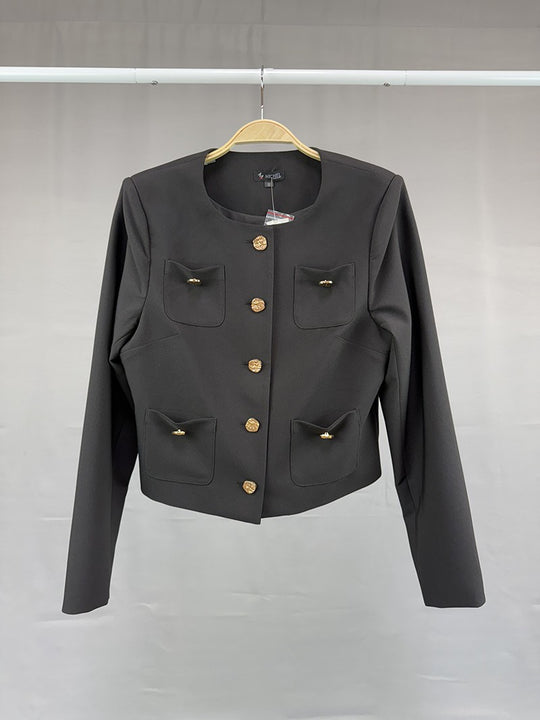 Saco corto estilo Chanel, caracterizado por un diseño elegante y estructurado con cuello redondo