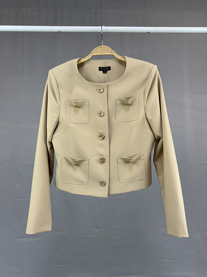 Saco corto estilo Chanel, caracterizado por un diseño elegante y estructurado con cuello redondo