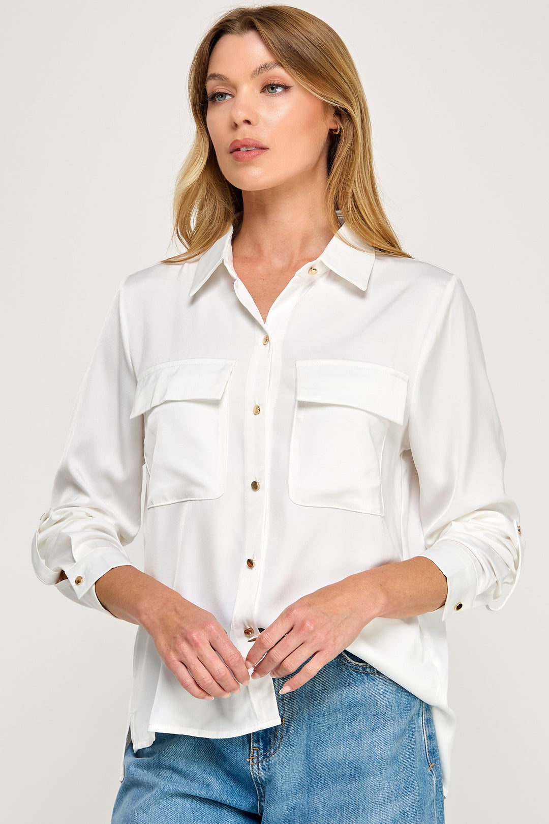 Blusa Satinada Elegante con Bolsillos de Solapa y Botones Metálicos