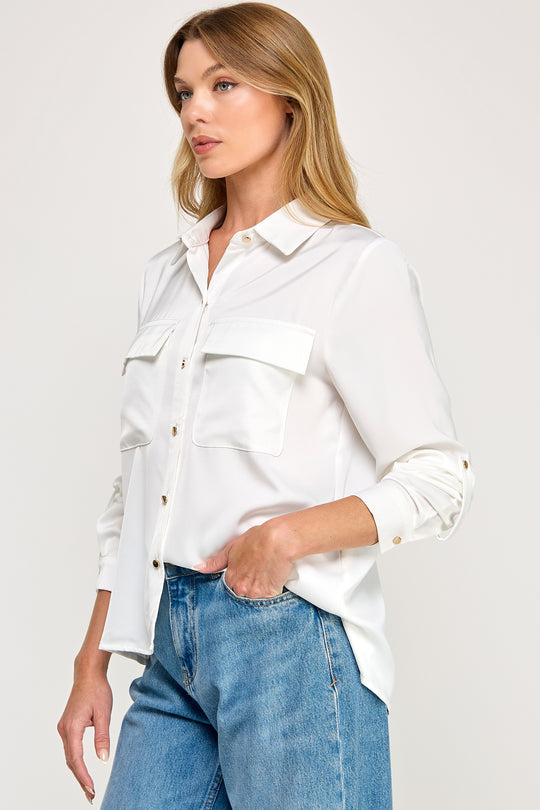 Blusa Satinada Elegante con Bolsillos de Solapa y Botones Metálicos