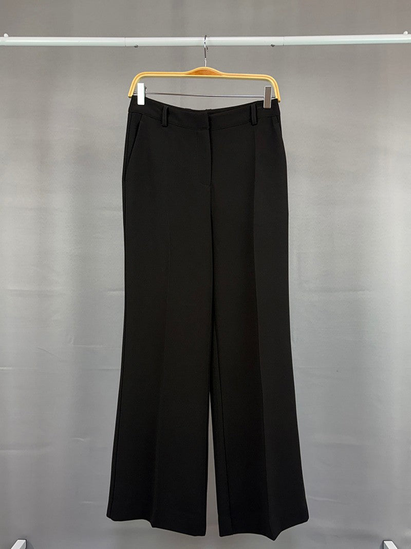 Pantalón de vestir clásico con un corte amplio y recto