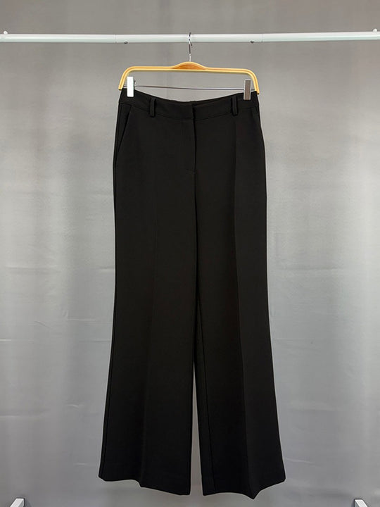 Pantalón de vestir clásico con un corte amplio y recto
