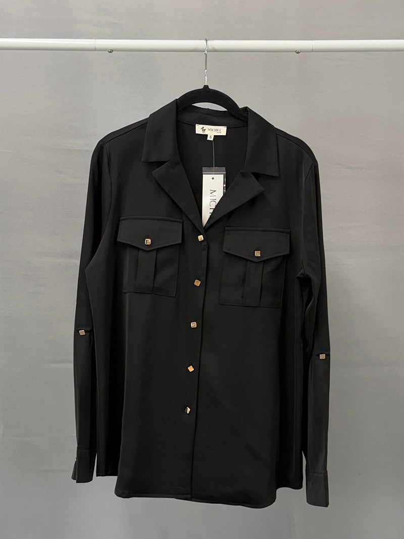 Blusa camisera lisa con un estilo sofisticado y moderno.
