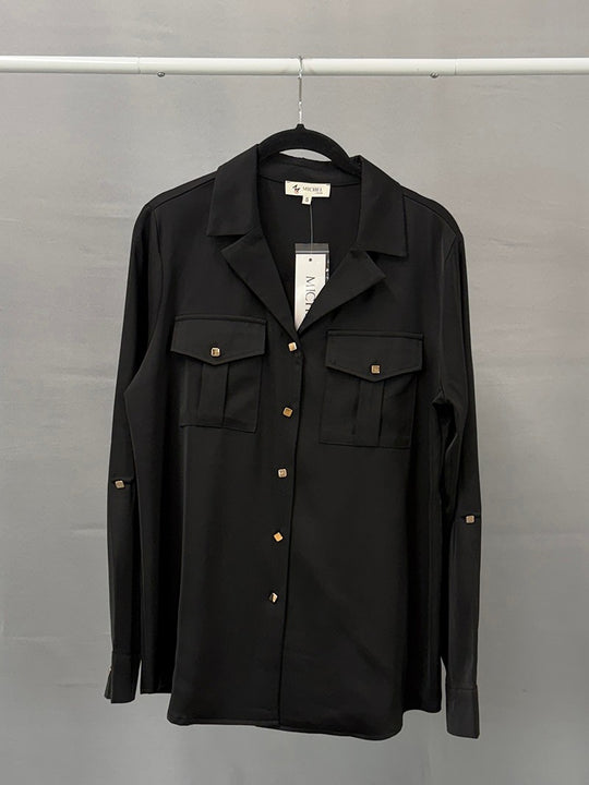 Blusa camisera lisa con un estilo sofisticado y moderno.