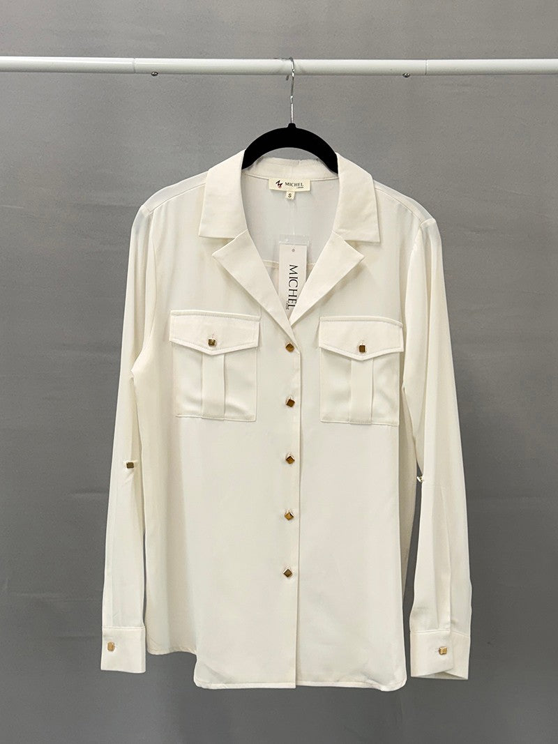 Blusa camisera lisa con un estilo sofisticado y moderno.