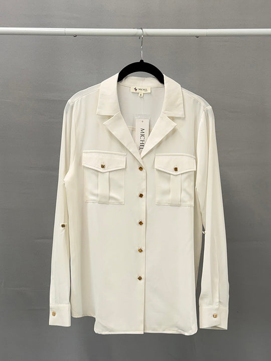 Blusa camisera lisa con un estilo sofisticado y moderno.