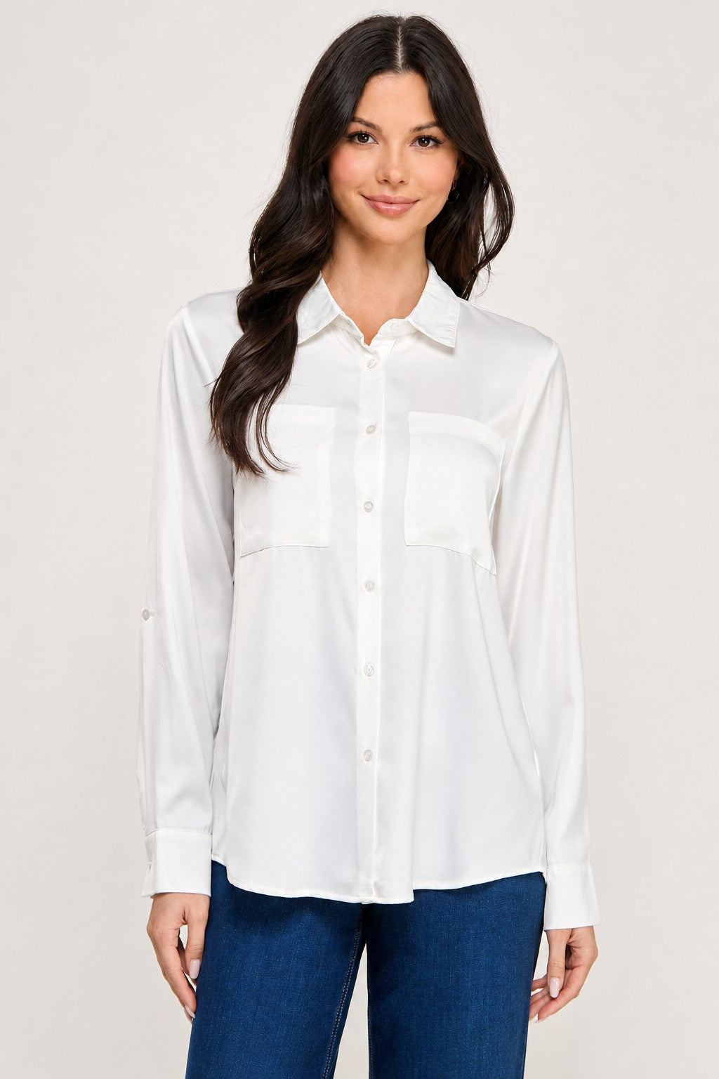 Blusa camisera satinada acabado suave y ligero.