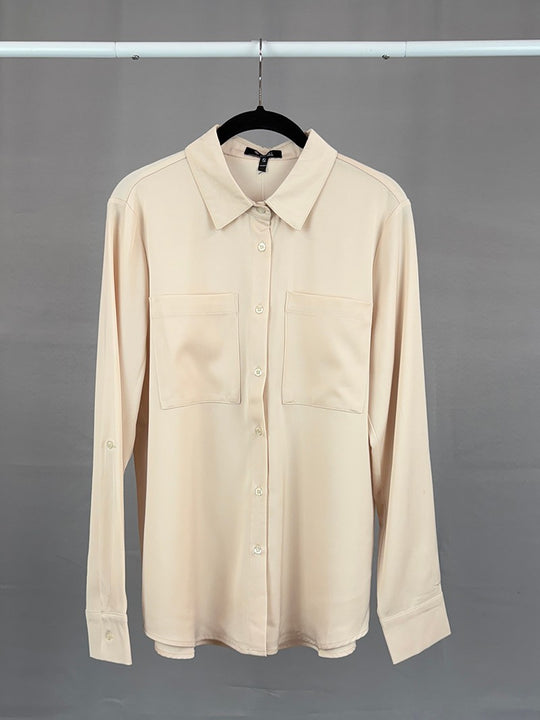 Blusa camisera satinada acabado suave y ligero.