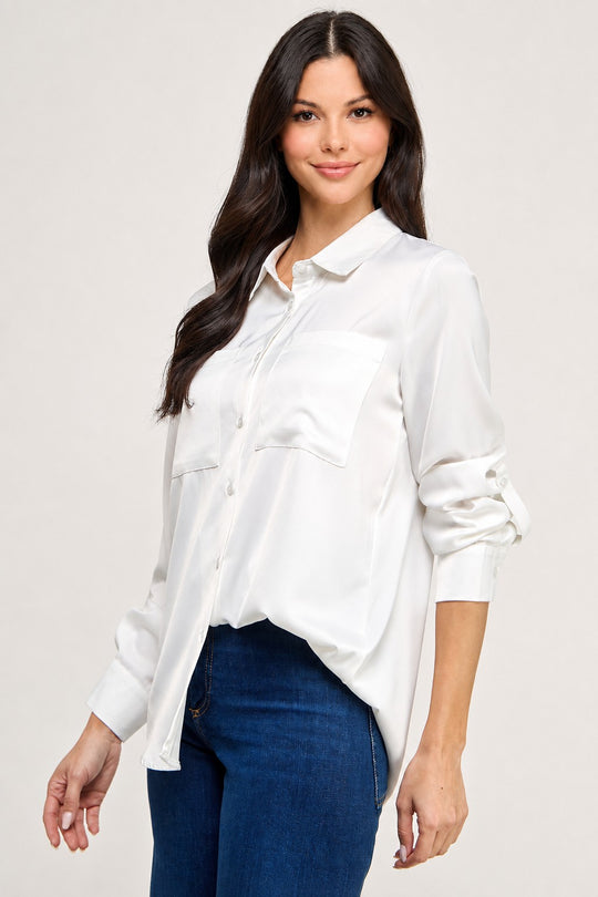 Blusa camisera satinada acabado suave y ligero.