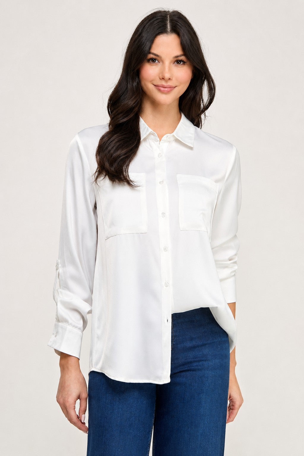 Blusa camisera satinada acabado suave y ligero.