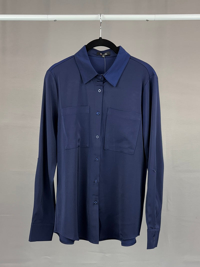 Blusa camisera satinada acabado suave y ligero.