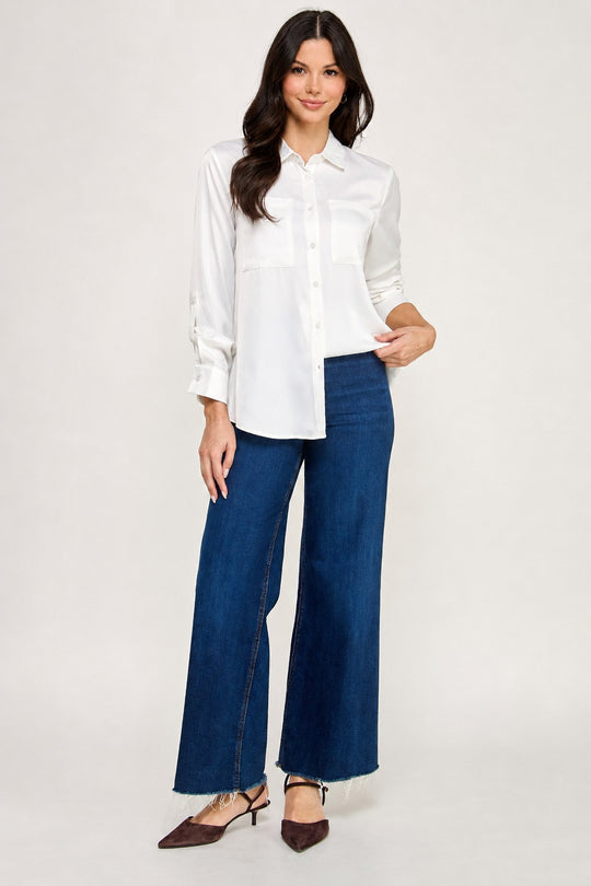 Blusa camisera satinada acabado suave y ligero.
