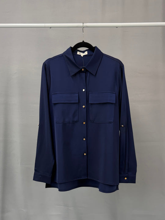 Blusa Satinada Elegante con Bolsillos de Solapa y Botones Metálicos