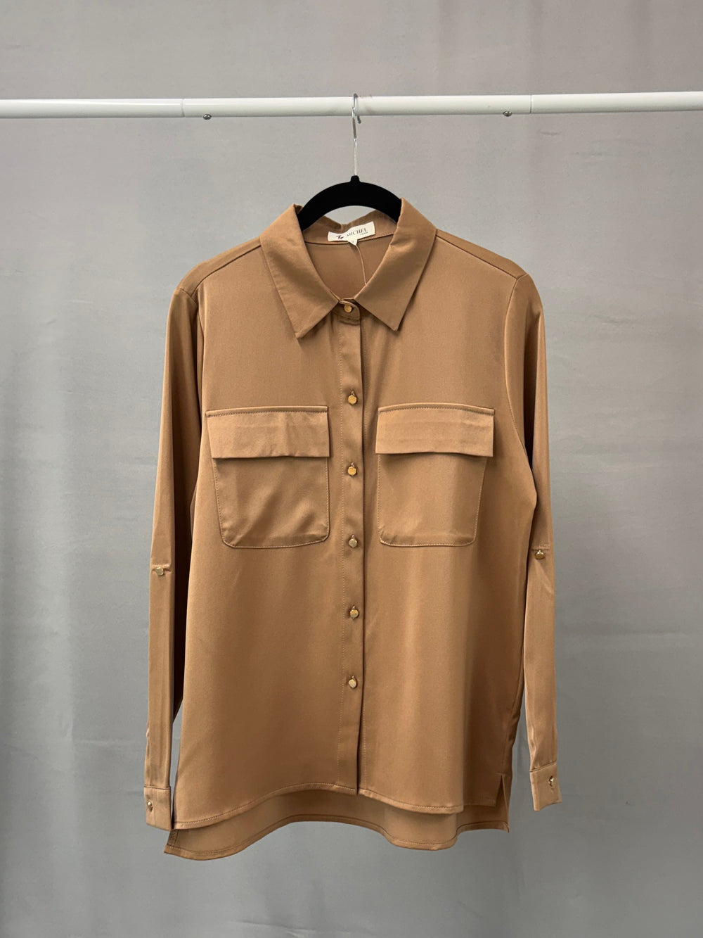 Blusa Satinada Elegante con Bolsillos de Solapa y Botones Metálicos