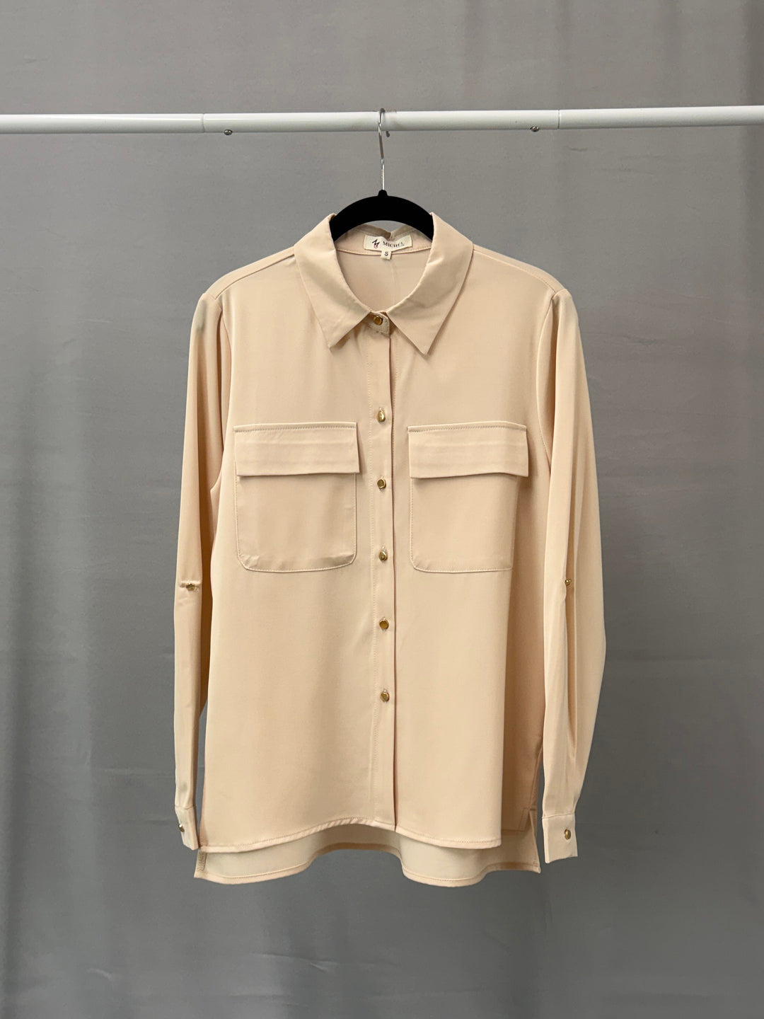 Blusa Satinada Elegante con Bolsillos de Solapa y Botones Metálicos