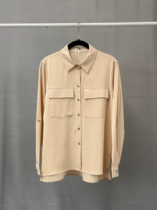 Blusa Satinada Elegante con Bolsillos de Solapa y Botones Metálicos