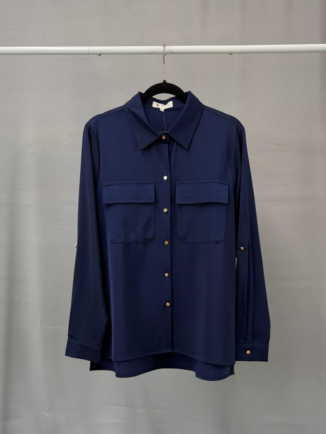 Blusa Satinada Elegante con Bolsillos de Solapa y Botones Metálicos
