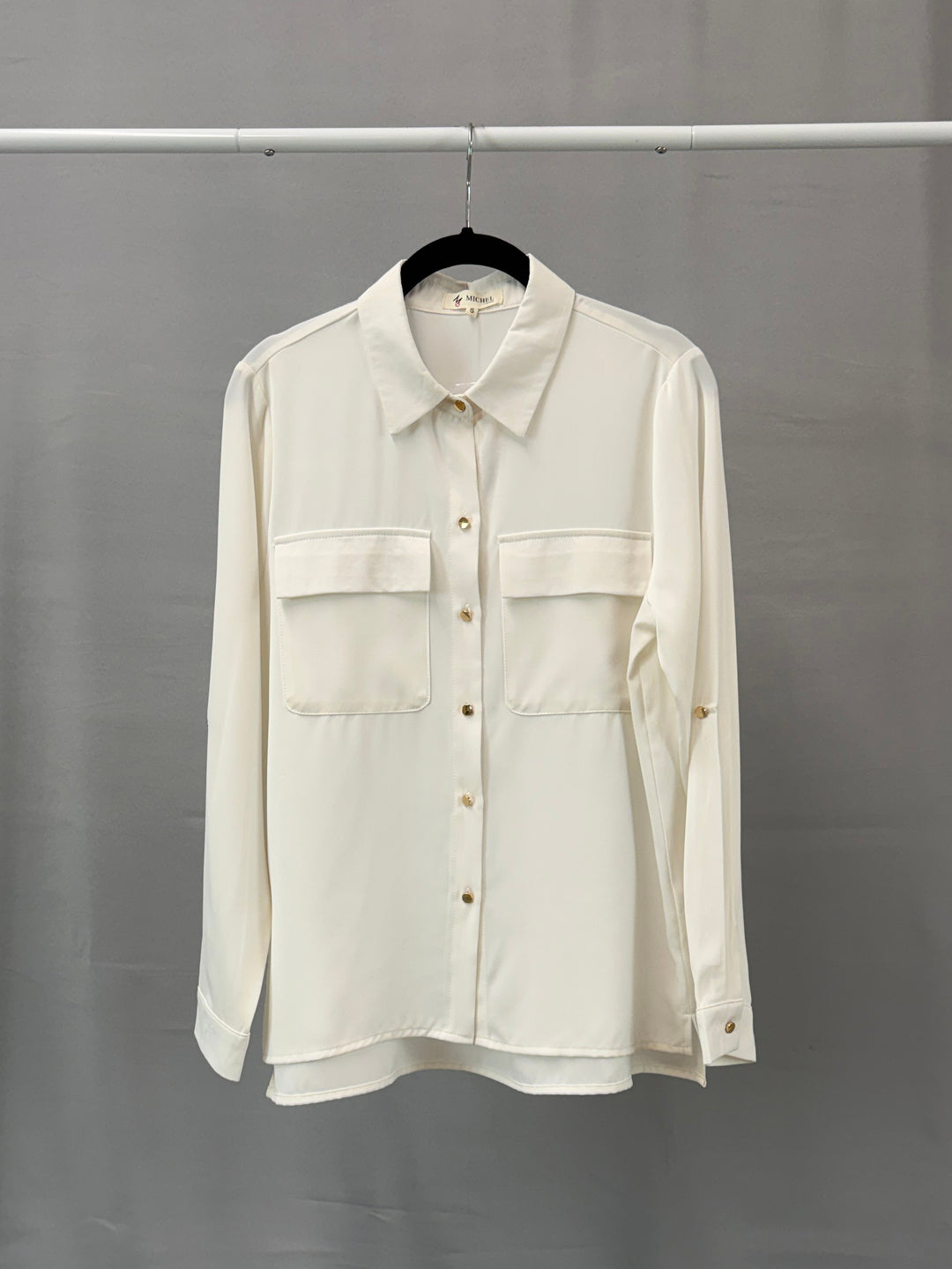 Blusa Satinada Elegante con Bolsillos de Solapa y Botones Metálicos