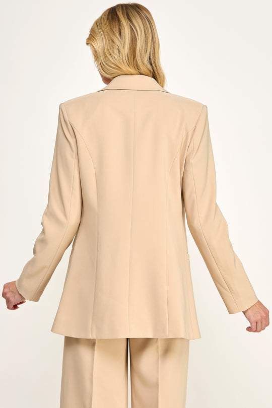 Saco tipo blazer de corte estructurado y moderno