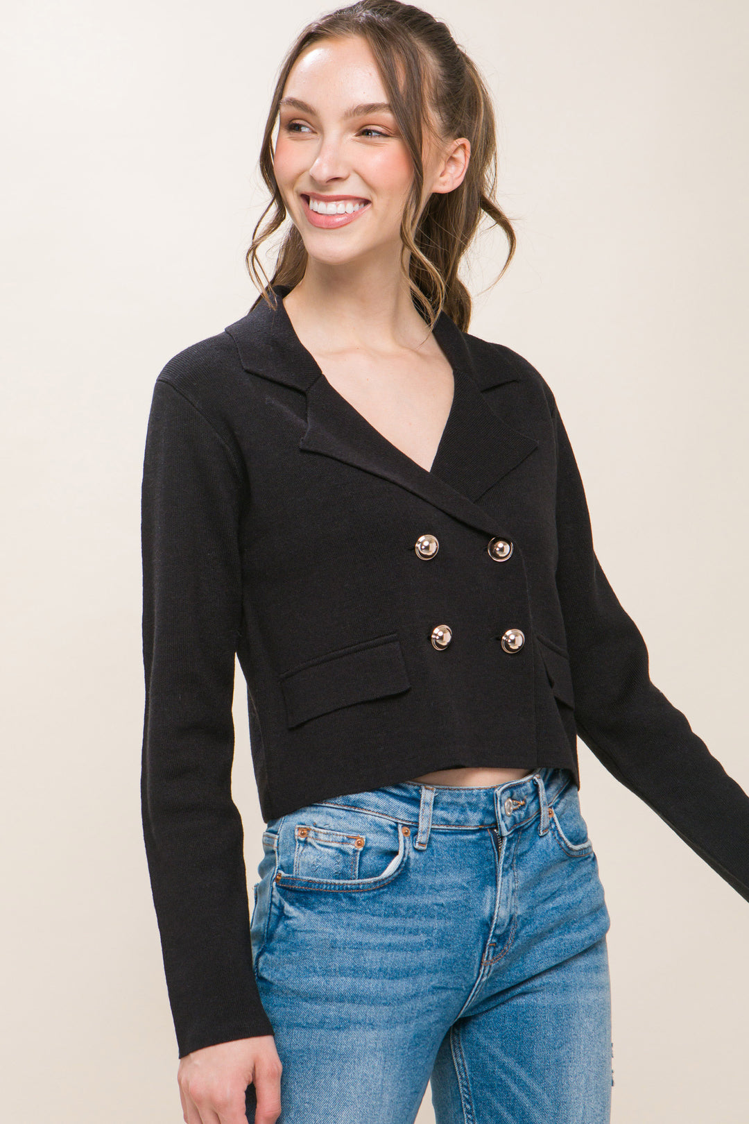 Suéter tipo blazer en tono vino es la combinación perfecta entre lo elegante y lo trendy.
