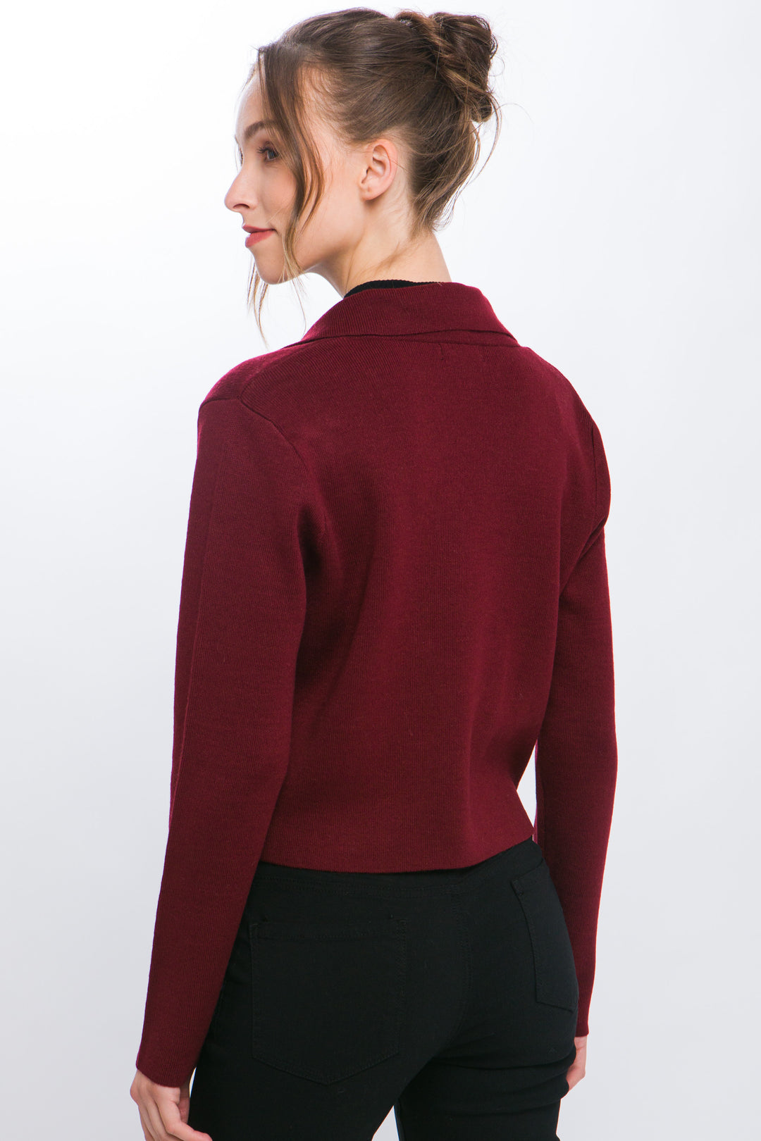 Suéter tipo blazer en tono vino es la combinación perfecta entre lo elegante y lo trendy.
