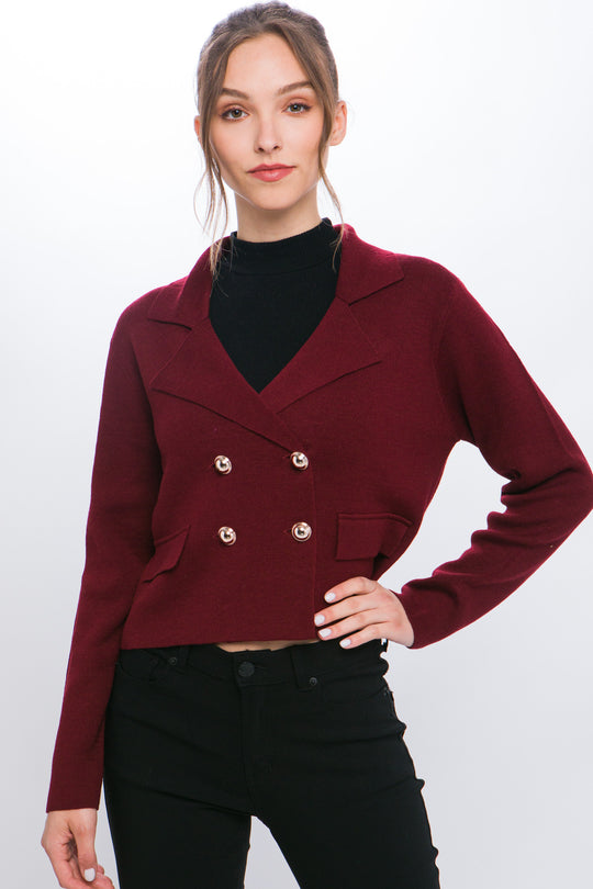 Suéter tipo blazer en tono vino es la combinación perfecta entre lo elegante y lo trendy.