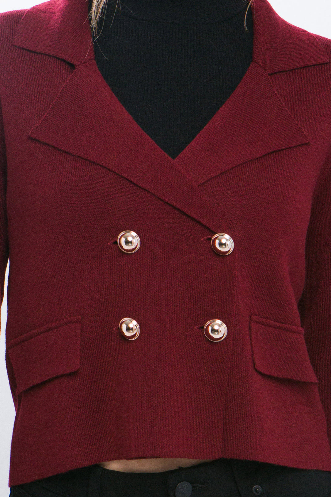 Suéter tipo blazer en tono vino es la combinación perfecta entre lo elegante y lo trendy.