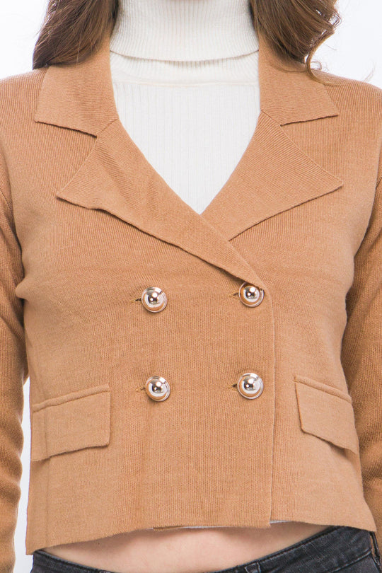 Suéter tipo blazer en tono vino es la combinación perfecta entre lo elegante y lo trendy.