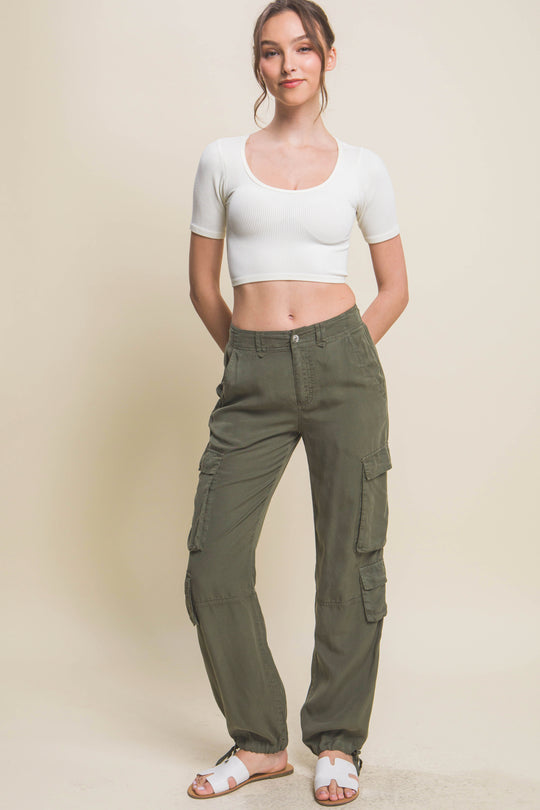 Pantalón Cargo de Mezclilla Ligera – Diseño Multibolsillos con Ajuste de Lazo
