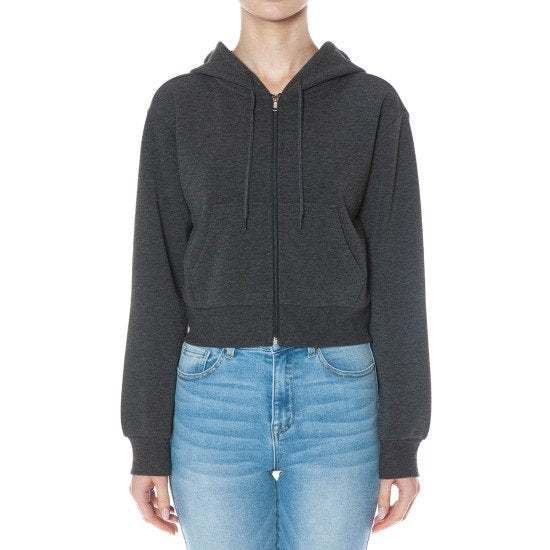 Chamarra corta estilo sudadera con capucha, confeccionada con un tejido de textura afelpada tipo borrego muy suave al tacto