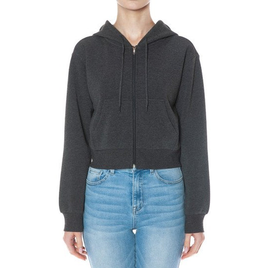 Chamarra corta estilo sudadera con capucha, confeccionada con un tejido de textura afelpada tipo borrego muy suave al tacto