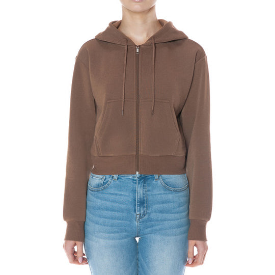Chamarra corta estilo sudadera con capucha, confeccionada con un tejido de textura afelpada tipo borrego muy suave al tacto