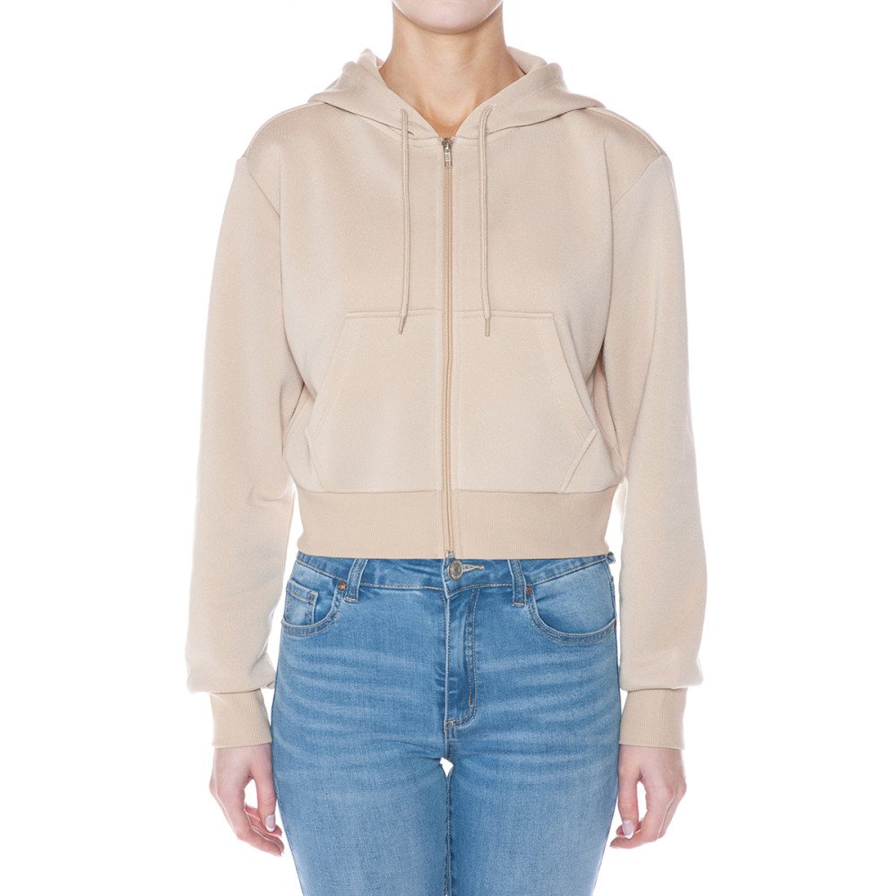 Chamarra corta estilo sudadera con capucha, confeccionada con un tejido de textura afelpada tipo borrego muy suave al tacto