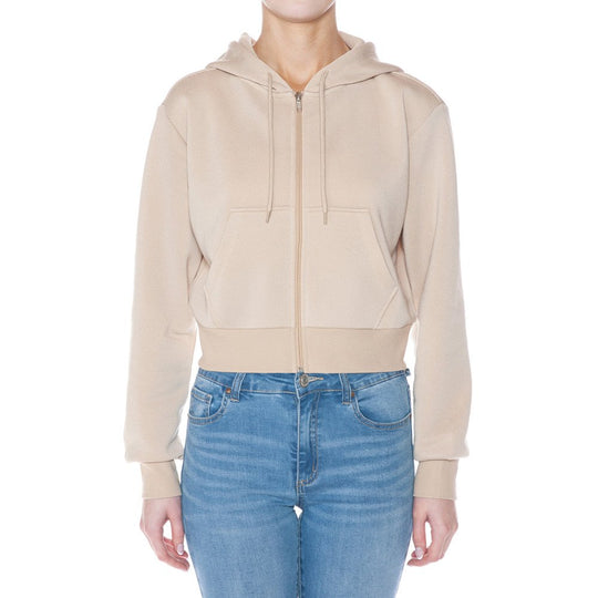 Chamarra corta estilo sudadera con capucha, confeccionada con un tejido de textura afelpada tipo borrego muy suave al tacto