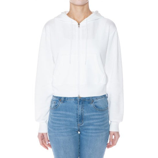 Chamarra corta estilo sudadera con capucha, confeccionada con un tejido de textura afelpada tipo borrego muy suave al tacto