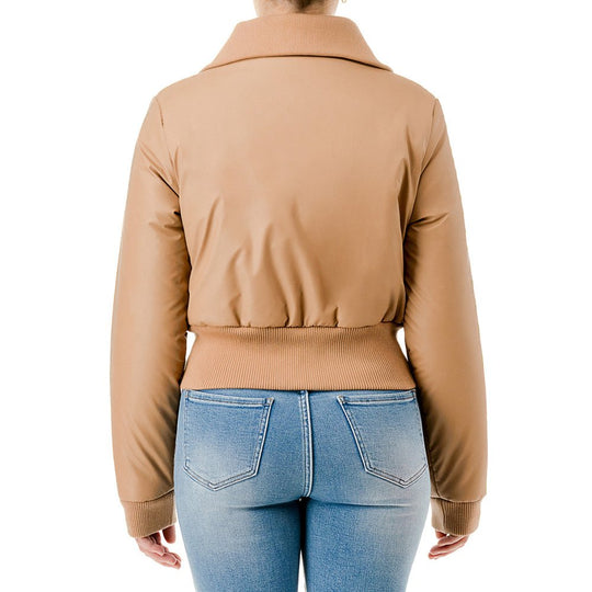Chamarra corta de diseño acolchado con acabado efecto piel, cuello alto estructurado y cierre frontal