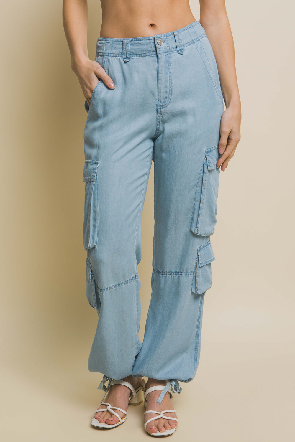 Pantalón Cargo de Mezclilla Ligera – Diseño Multibolsillos con Ajuste de Lazo
