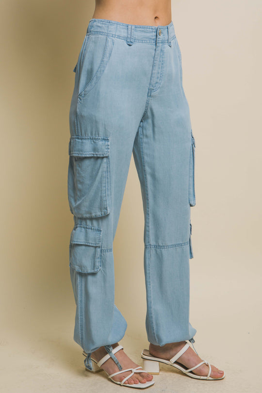 Pantalón Cargo de Mezclilla Ligera – Diseño Multibolsillos con Ajuste de Lazo