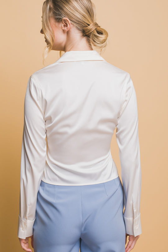 Blusa Satinada Silueta Entallada con Drapeado Lateral Para Mujer