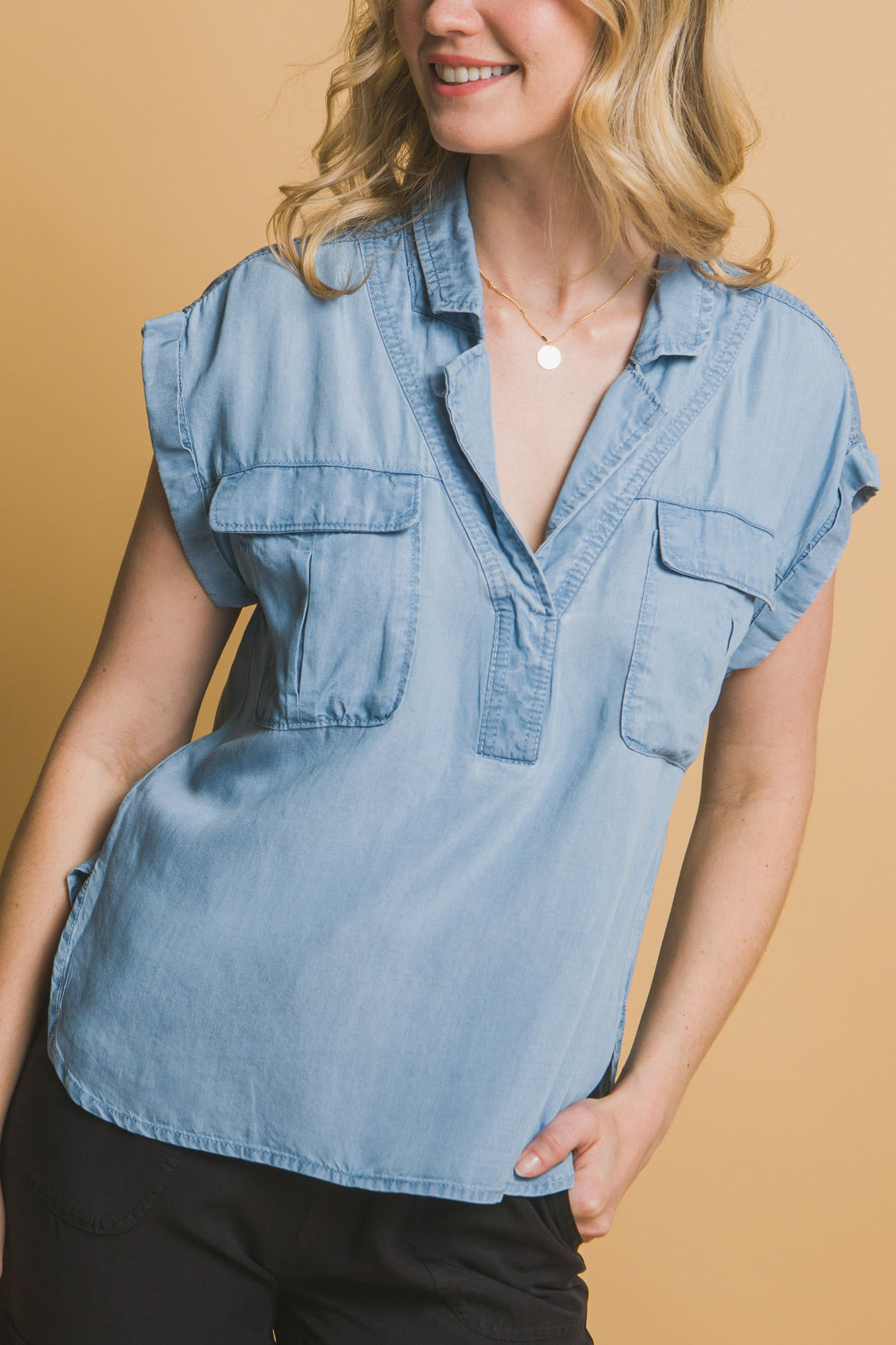 Blusa Corte V Con Dos Bolsillos