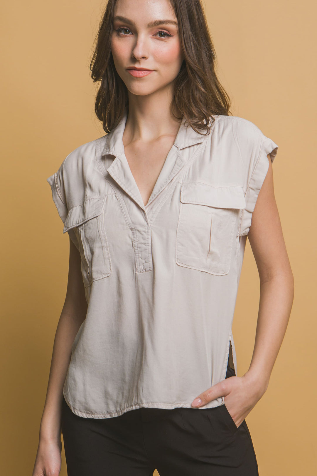 Blusa Corte V Con Dos Bolsillos