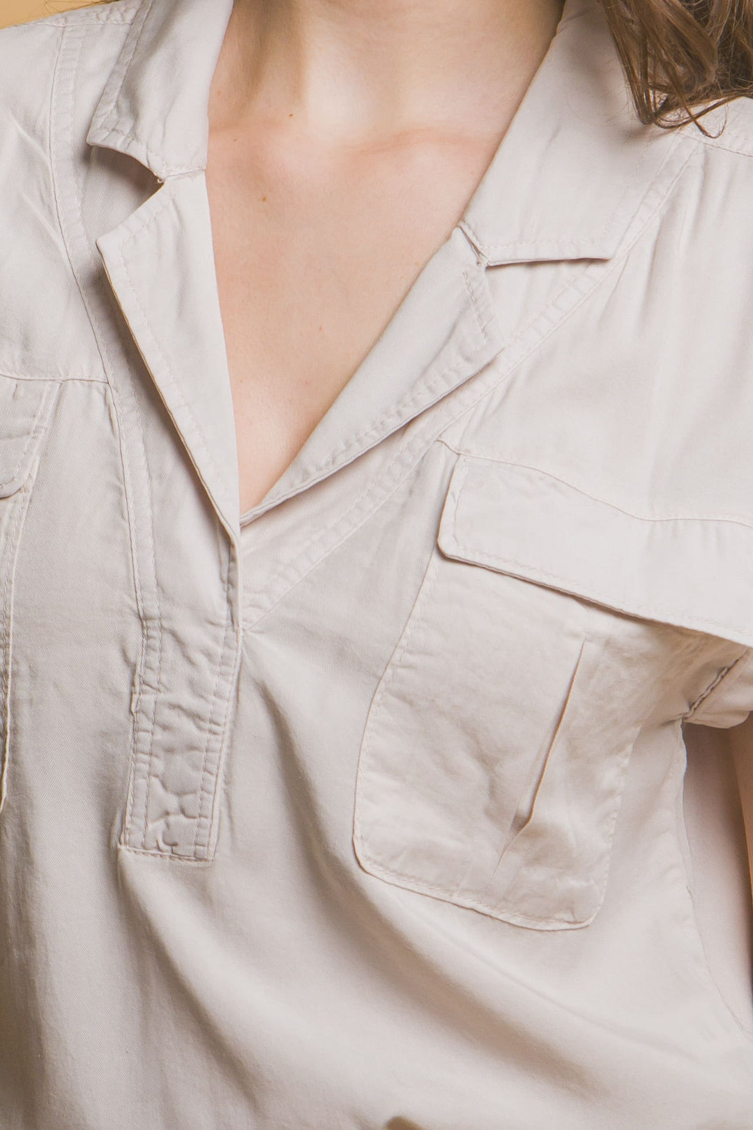 Blusa Corte V Con Dos Bolsillos