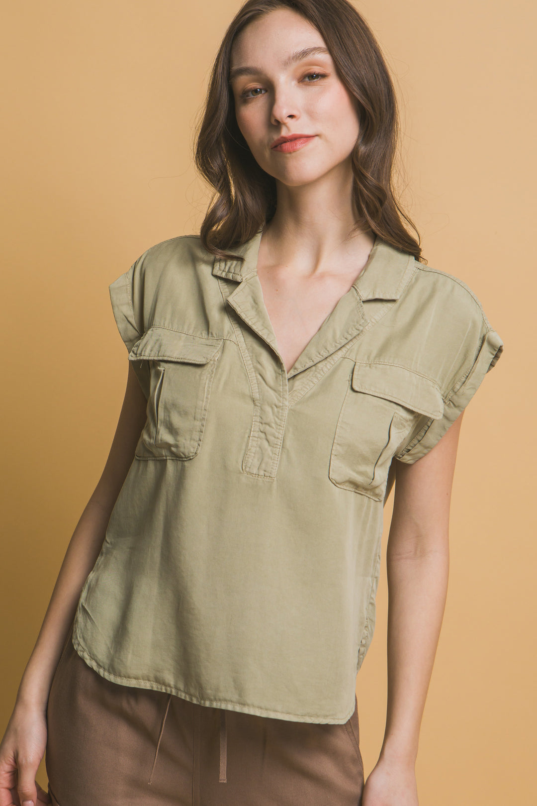 Blusa Corte V Con Dos Bolsillos