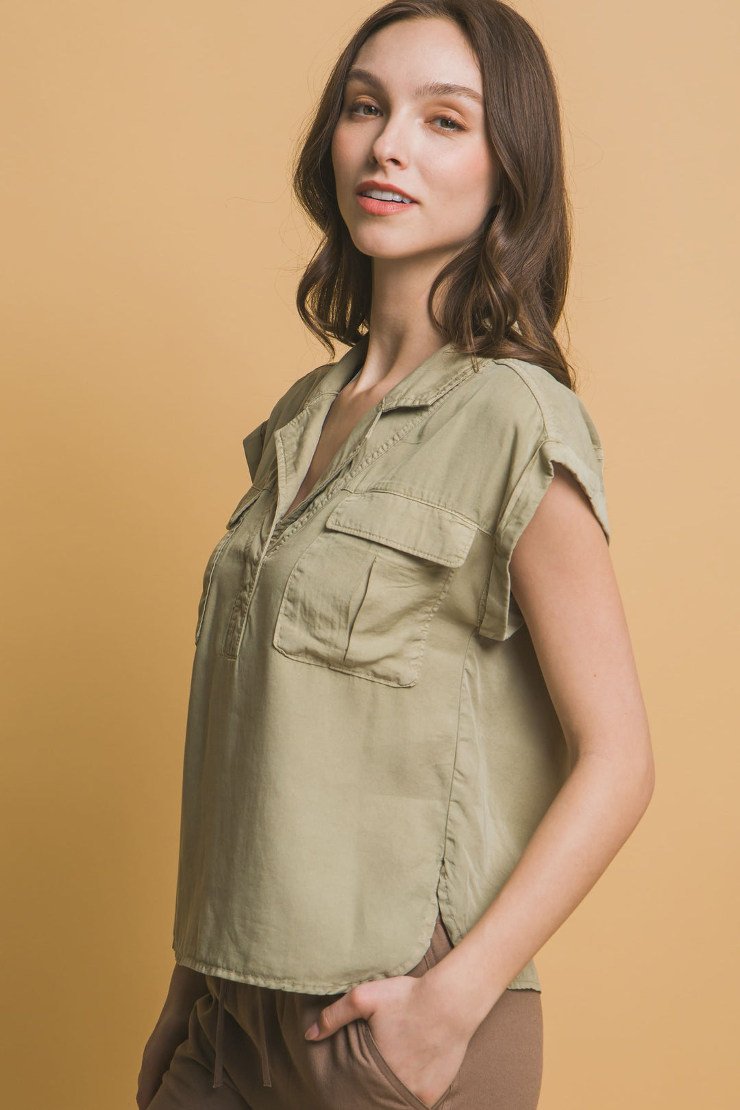 Blusa Corte V Con Dos Bolsillos