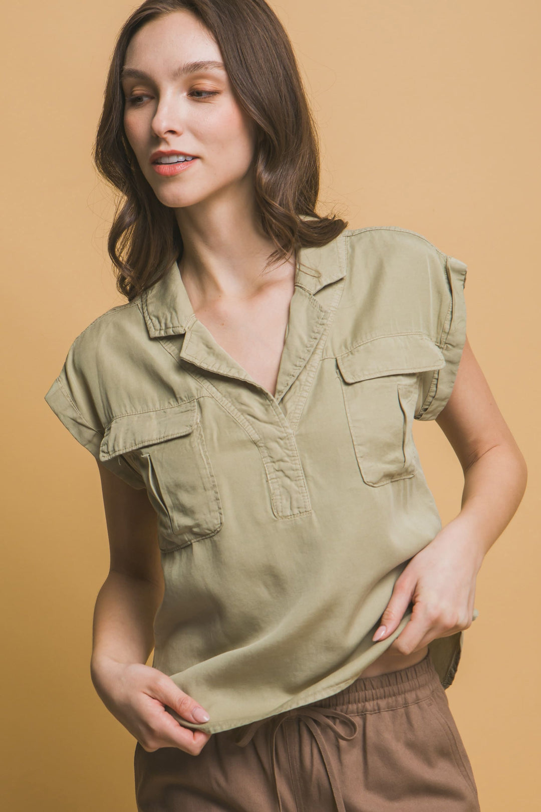 Blusa Corte V Con Dos Bolsillos