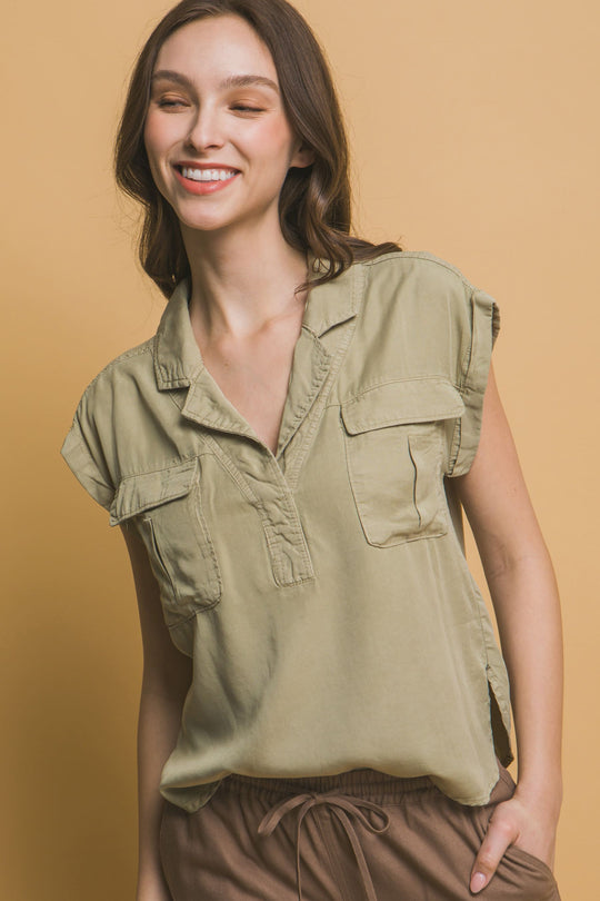 Blusa Corte V Con Dos Bolsillos