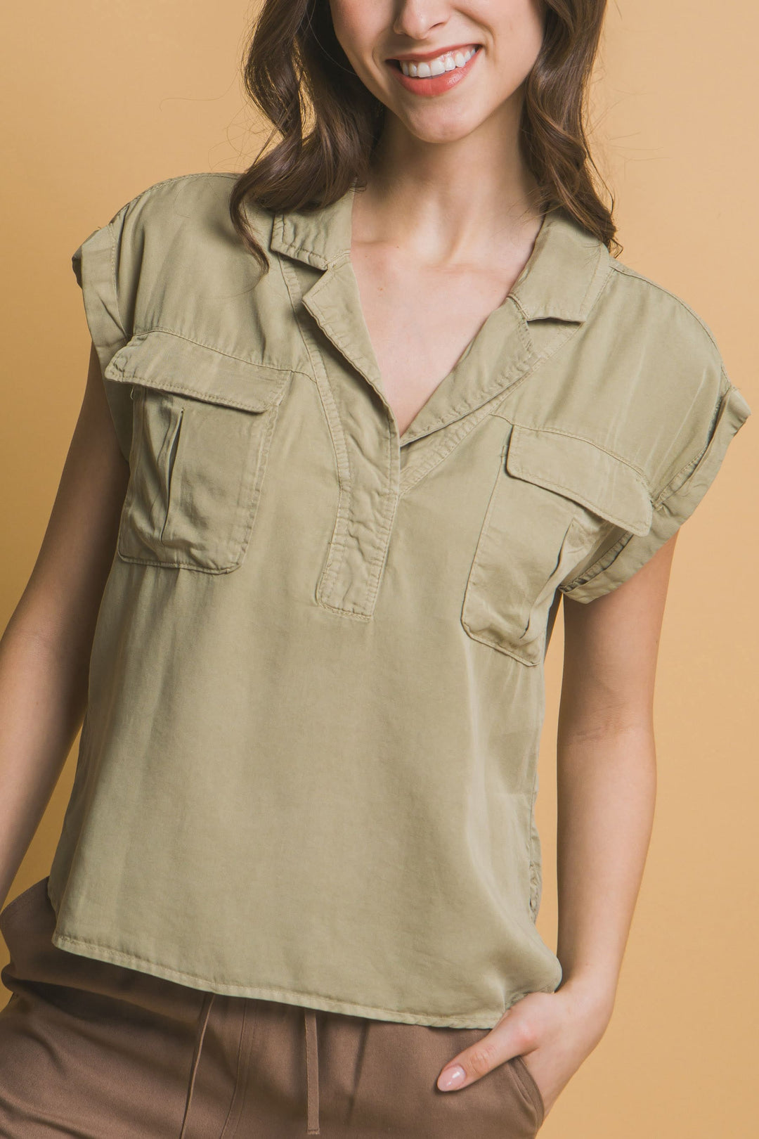 Blusa Corte V Con Dos Bolsillos